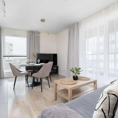 Sunny Family With 2 Bedrooms And Parking By Renters