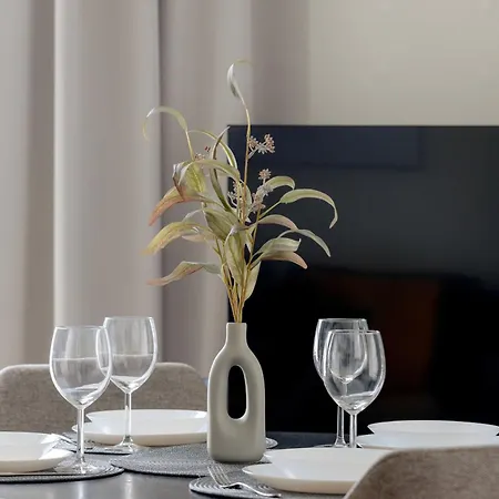 Sunny Family With 2 Bedrooms And Parking By Renters *