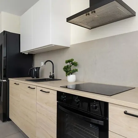 Sunny Family With 2 Bedrooms And Parking By Renters Διαμέρισμα