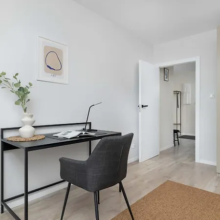 Διαμέρισμα Sunny Family With 2 Bedrooms And Parking By Renters