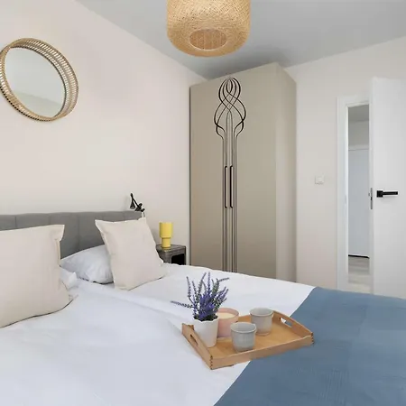 Διαμέρισμα Sunny Family With 2 Bedrooms And Parking By Renters *